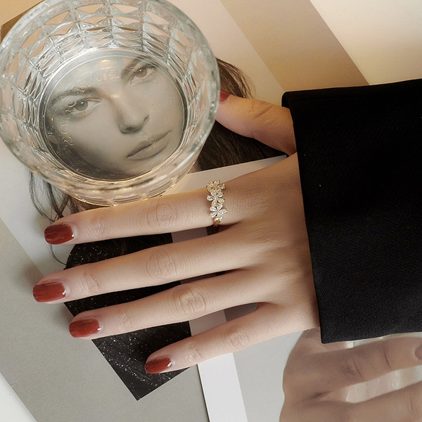 Naiste kaasaegne lillede ja dekoratiivkividega sõrmus