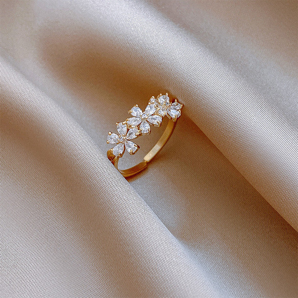 Naiste kaasaegne lillede ja dekoratiivkividega sõrmus