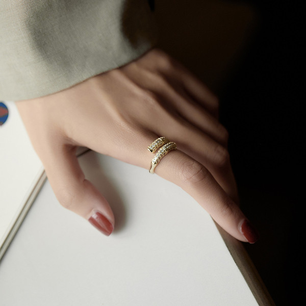 Aktuális női gyűrű széles modell kövekkel