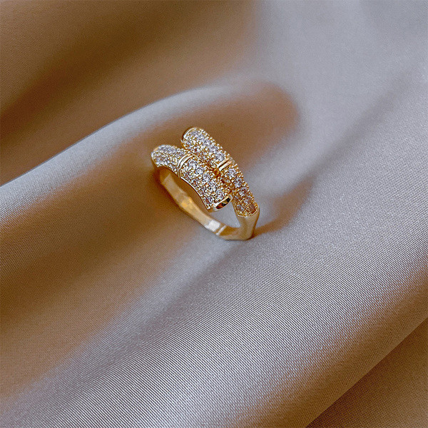 Aktuális női gyűrű széles modell kövekkel