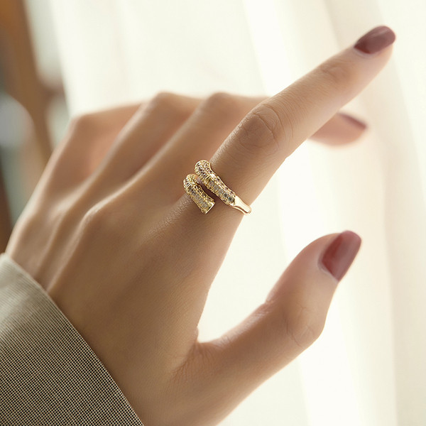 Aktuális női gyűrű széles modell kövekkel