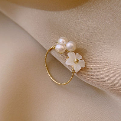 Стилен дамски пръстен с декоративни перли