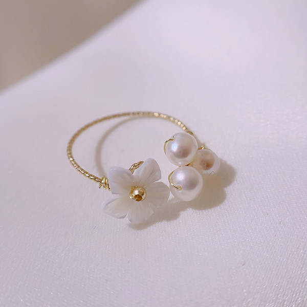 Stílusos női gyűrű díszgyöngyökkel