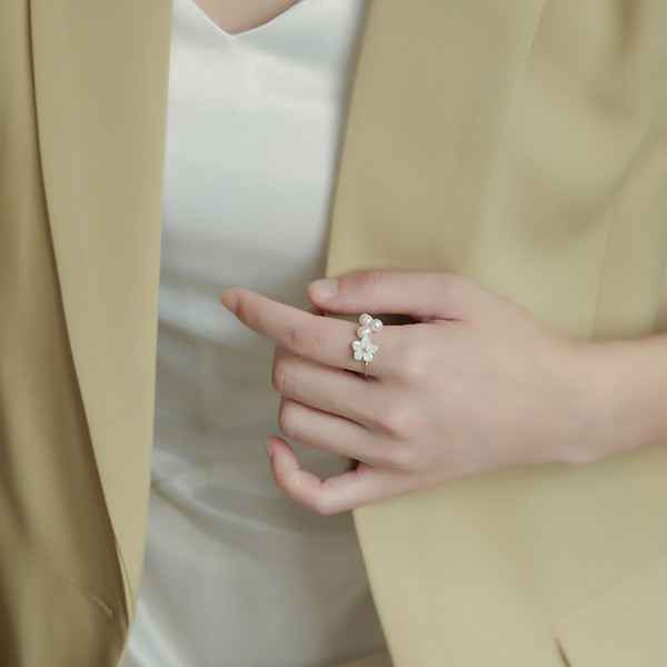 Stílusos női gyűrű díszgyöngyökkel