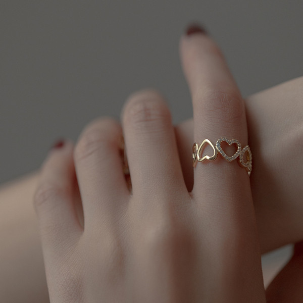 Női mindennapi gyűrű szívvel széles modell