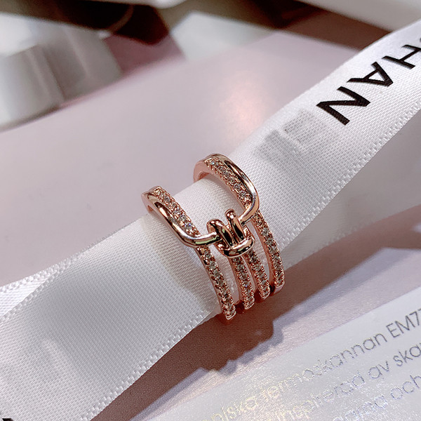 Laia mudeliga naiste sõrmus dekoratiivkividega