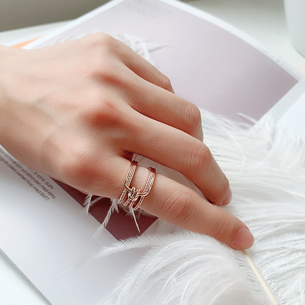 Laia mudeliga naiste sõrmus dekoratiivkividega