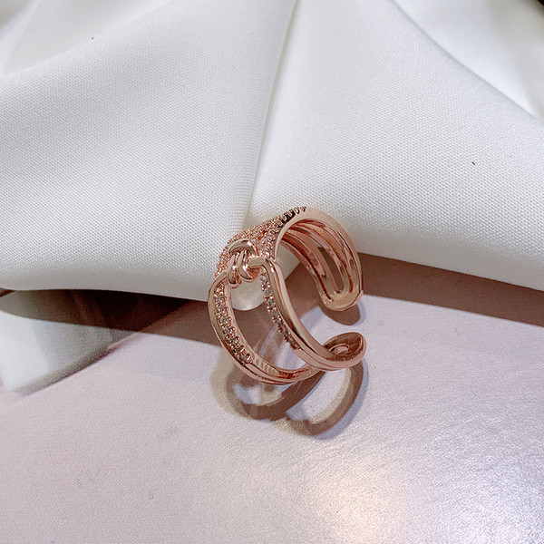 Laia mudeliga naiste sõrmus dekoratiivkividega