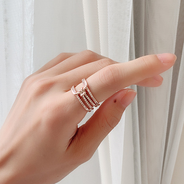 Laia mudeliga naiste sõrmus dekoratiivkividega