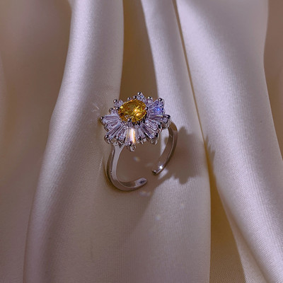 Стилен дамски пръстен с цвете и декоративни камъни