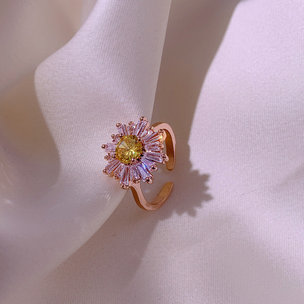 Κομψό γυναικείο δαχτυλίδι με λουλούδι και διακοσμητικές πέτρες