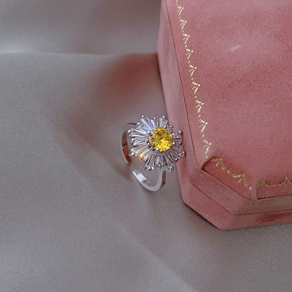 Κομψό γυναικείο δαχτυλίδι με λουλούδι και διακοσμητικές πέτρες