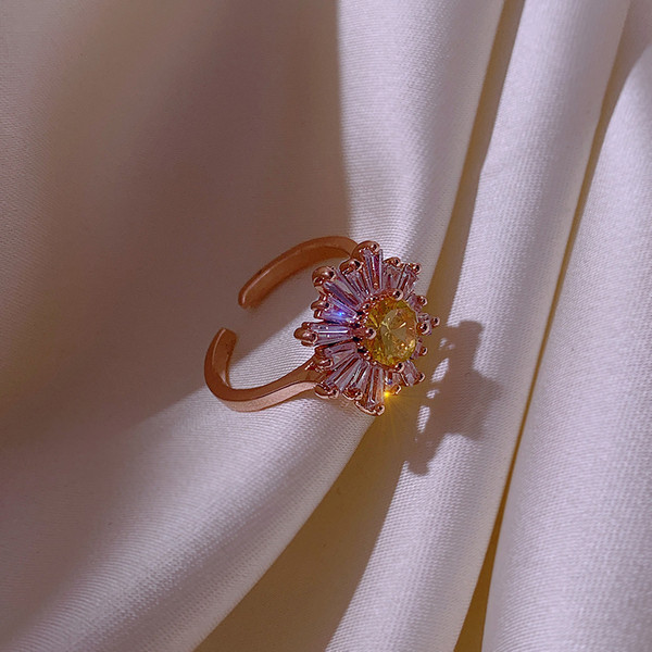 Κομψό γυναικείο δαχτυλίδι με λουλούδι και διακοσμητικές πέτρες