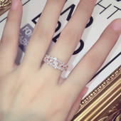 Elegáns női gyűrű kövekkel széles modell