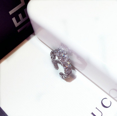 Elegáns női gyűrű kövekkel széles modell