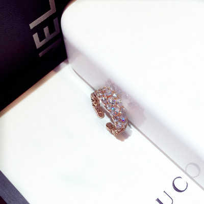 Elegáns női gyűrű kövekkel széles modell