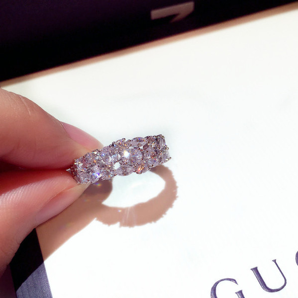 Elegáns női gyűrű kövekkel széles modell