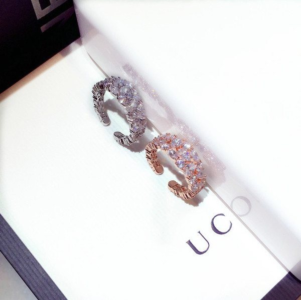 Elegáns női gyűrű kövekkel széles modell