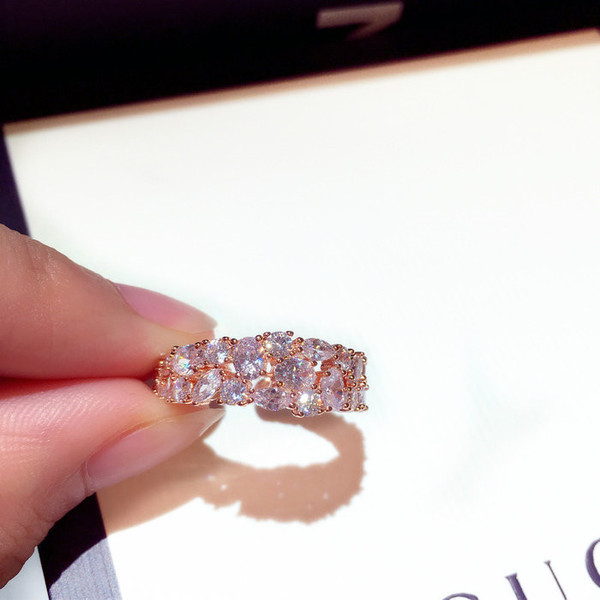 Elegáns női gyűrű kövekkel széles modell