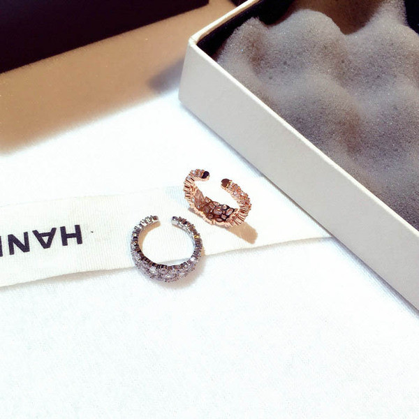 Elegáns női gyűrű kövekkel széles modell