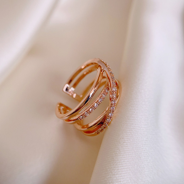 Széles modell női gyűrű kövekkel