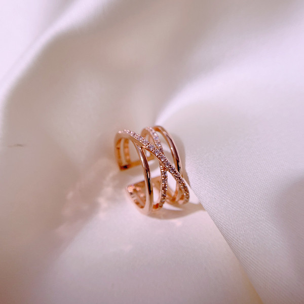 Széles modell női gyűrű kövekkel