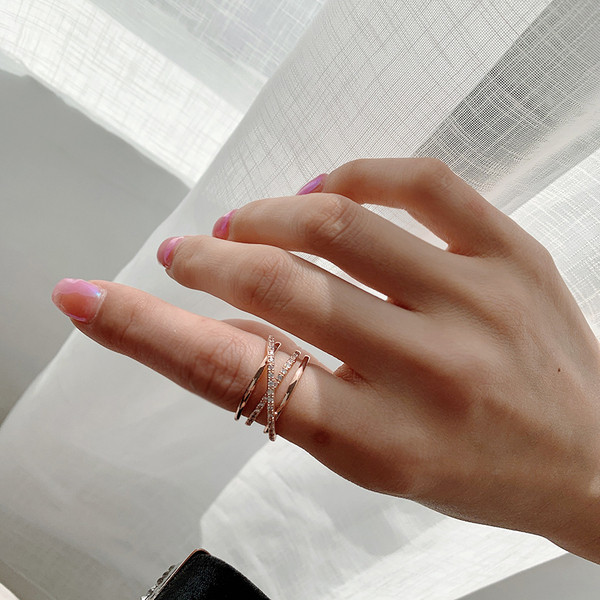 Széles modell női gyűrű kövekkel