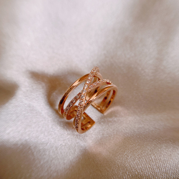 Széles modell női gyűrű kövekkel