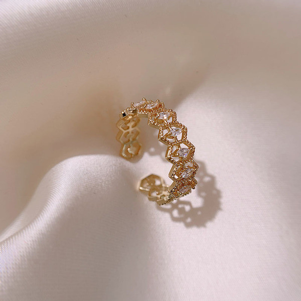 Hétköznapi női gyűrű kövekkel