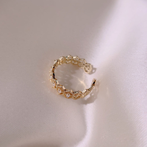 Hétköznapi női gyűrű kövekkel