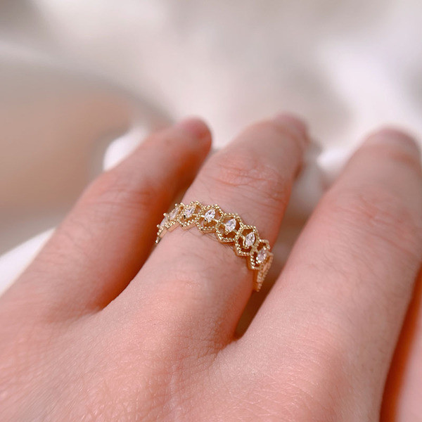 Hétköznapi női gyűrű kövekkel