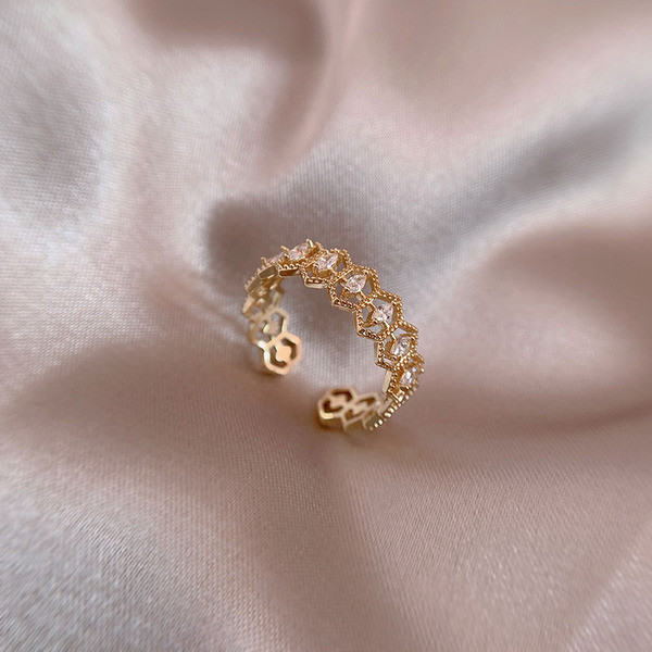 Hétköznapi női gyűrű kövekkel