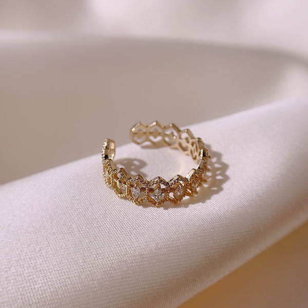 Hétköznapi női gyűrű kövekkel