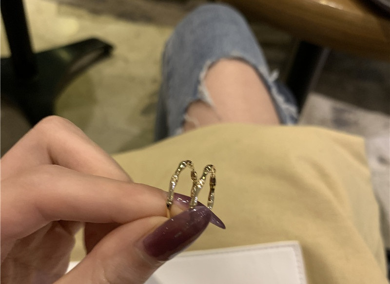 Laia mudeliga naiste puhas sõrmus