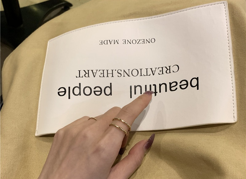 Laia mudeliga naiste puhas sõrmus