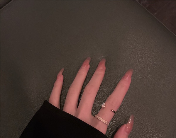 Aktuális női gyűrű kövekkel