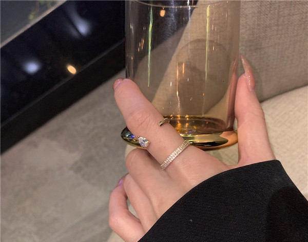 Aktuális női gyűrű kövekkel