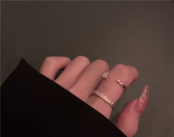 Aktuális női gyűrű kövekkel