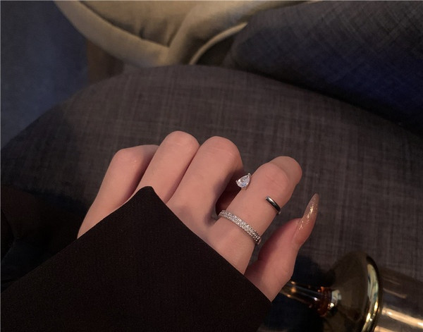 Aktuális női gyűrű kövekkel