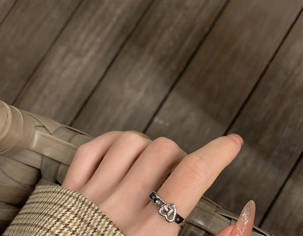 Hétköznapi női gyűrű szívvel