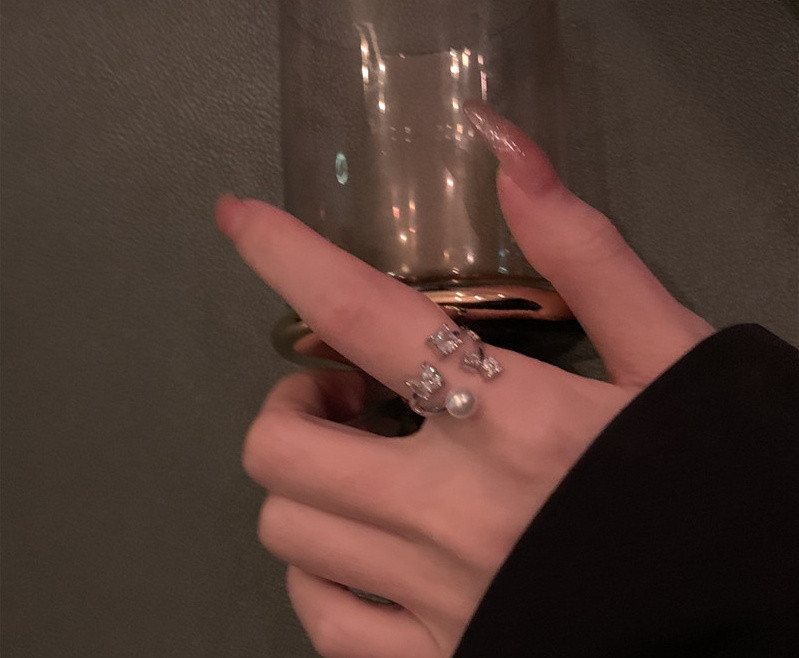 Ženski aktualni prsten s kamenjem i biserom