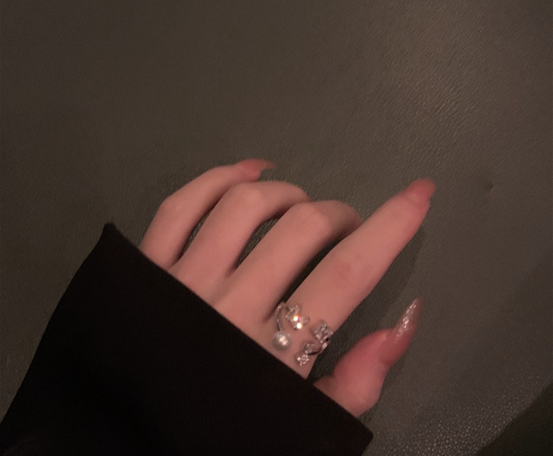 Ženski aktualni prsten s kamenjem i biserom