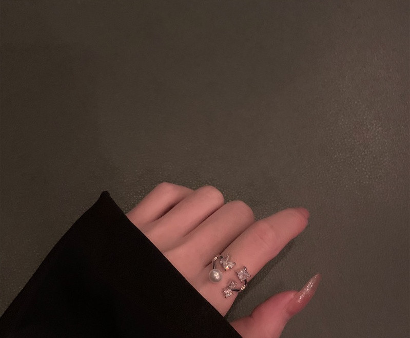 Ženski aktualni prsten s kamenjem i biserom