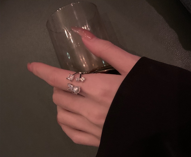 Дамски актуален пръстен с камъни и перла