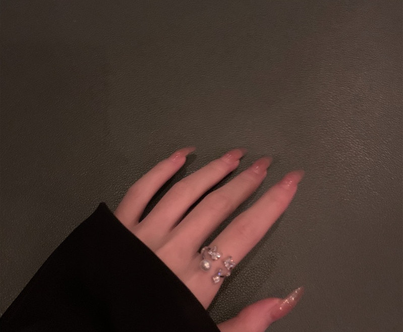 Ženski aktualni prsten s kamenjem i biserom