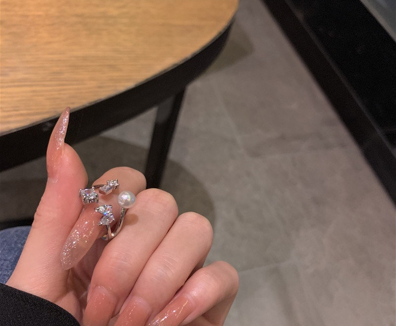 Ženski aktualni prsten s kamenjem i biserom