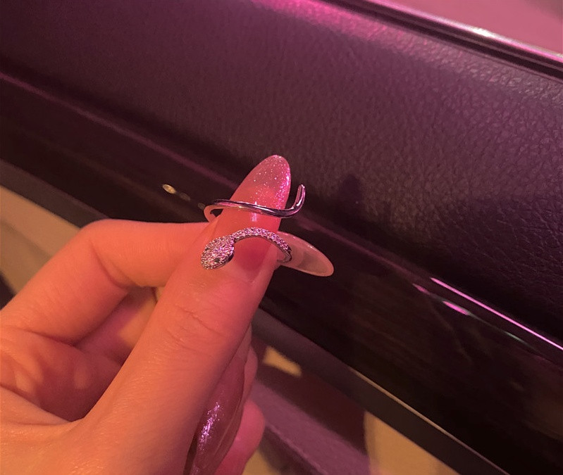 Női mindennapi vékony kövekkel díszített gyűrű