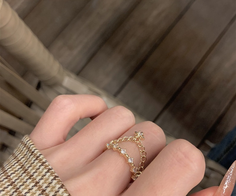 Naiste aktuaalne sõrmus keti ja ripatsiga