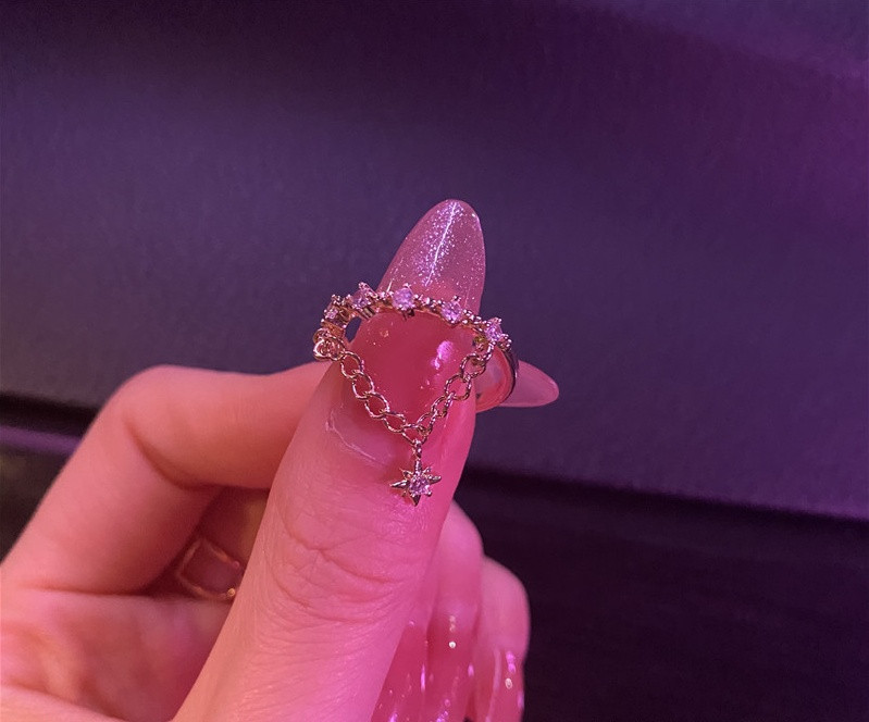 Naiste aktuaalne sõrmus keti ja ripatsiga