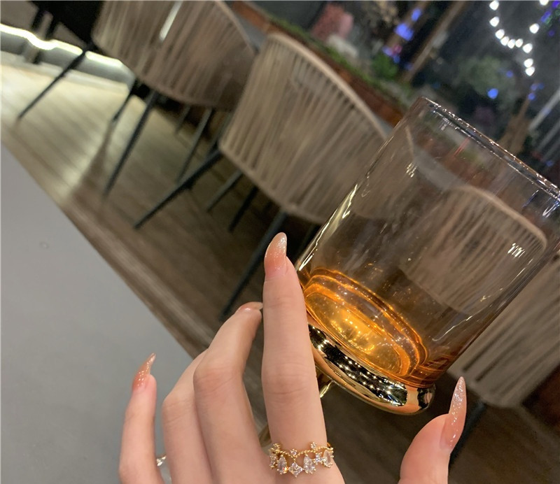 Elegáns női széles modellgyűrű kövekkel